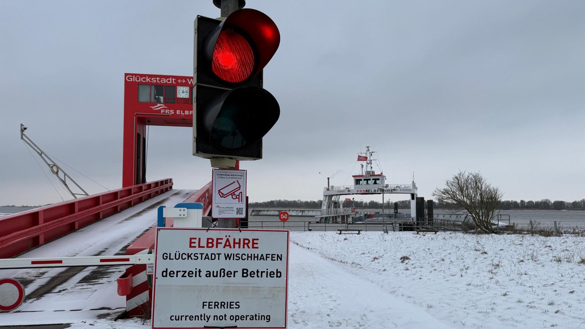 Ein Schild bei der Fähre Glückstadt Wischhafen | Daniel Friederichs