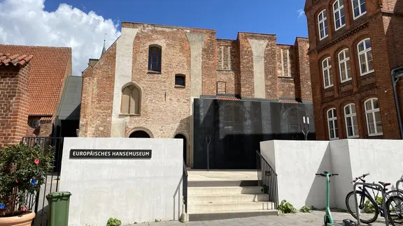 Ein Backsteingebäude mit modernen Betonelementen, auf einem steht: Europäisches Hansemuseum.