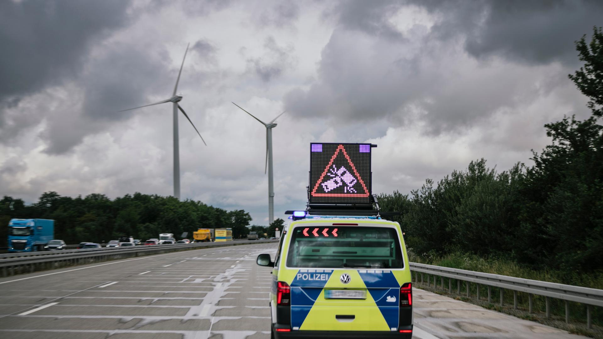 Das Leuchtschild der Autobahnpolizei warnt vor einem Unfall. | Julius Matuschik