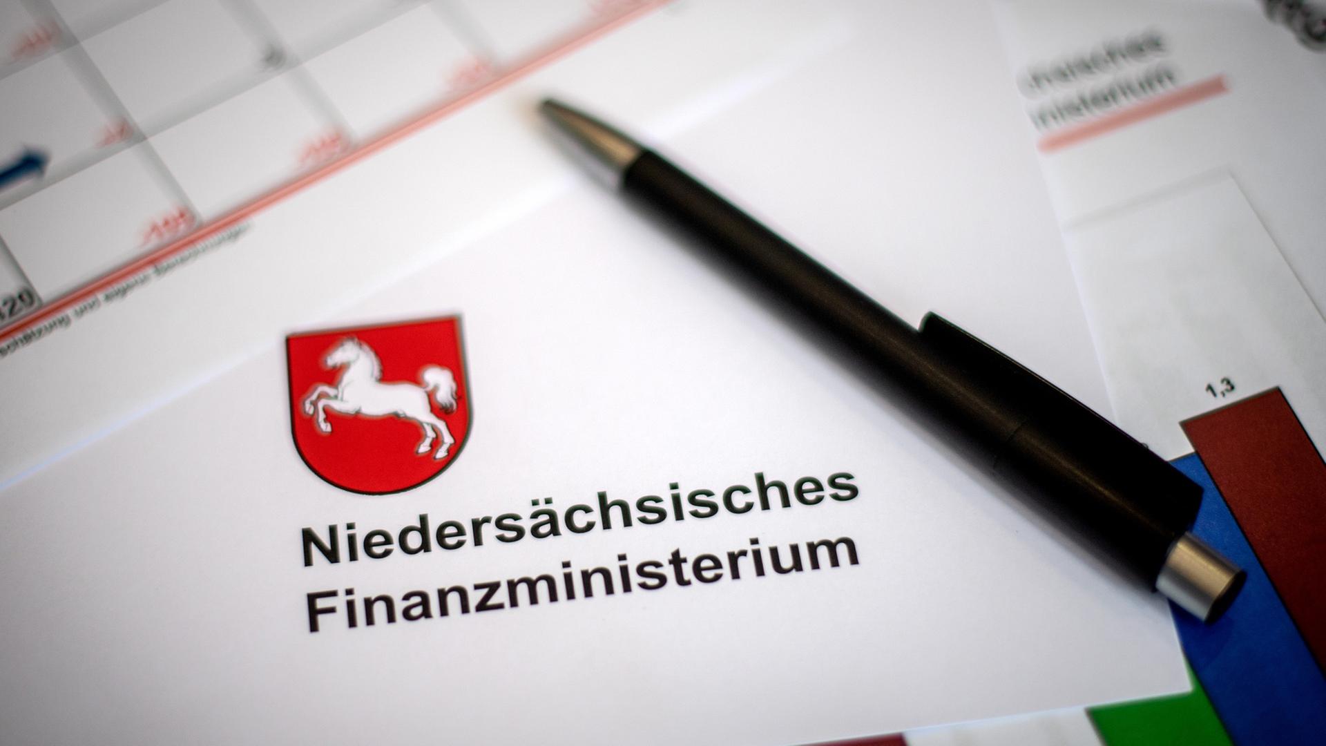 Daten des Niedersächsischen Finanzministeriums liegen auf einem Tisch. | picture alliance/dpa, Sina Schuldt