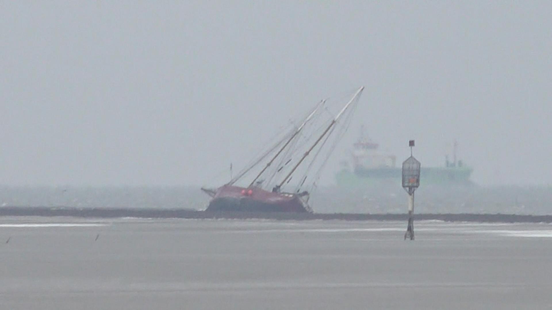 Ein Segelschiff ist vor Cuxhaven auf Grund gelaufen. Bergung wird vorbereitet. | NonstopNews
