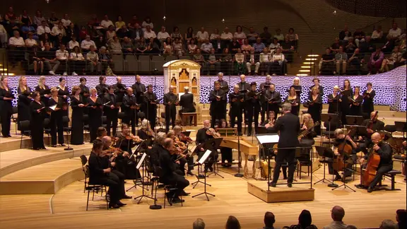 Akamus und das NDR Vokalensemble beim Konzert in der Elbphilharmonie.