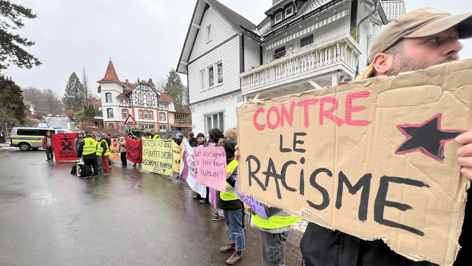 Teilnehmer einer Kundgebung stehen vor einer Notunterkunft für Geflüchtete in Bad Sachsa. | NDR, Jan Fragel