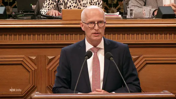 Hamburgs Erster Bürgermeister Peter Tschentscher (SPD) hält eine Rede im Rathaus.