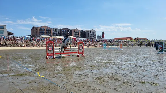 Eine Reiterin nimmt am Wattenturnier in Büsum teil.