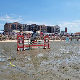 Eine Reiterin nimmt am Wattenturnier in Büsum teil.