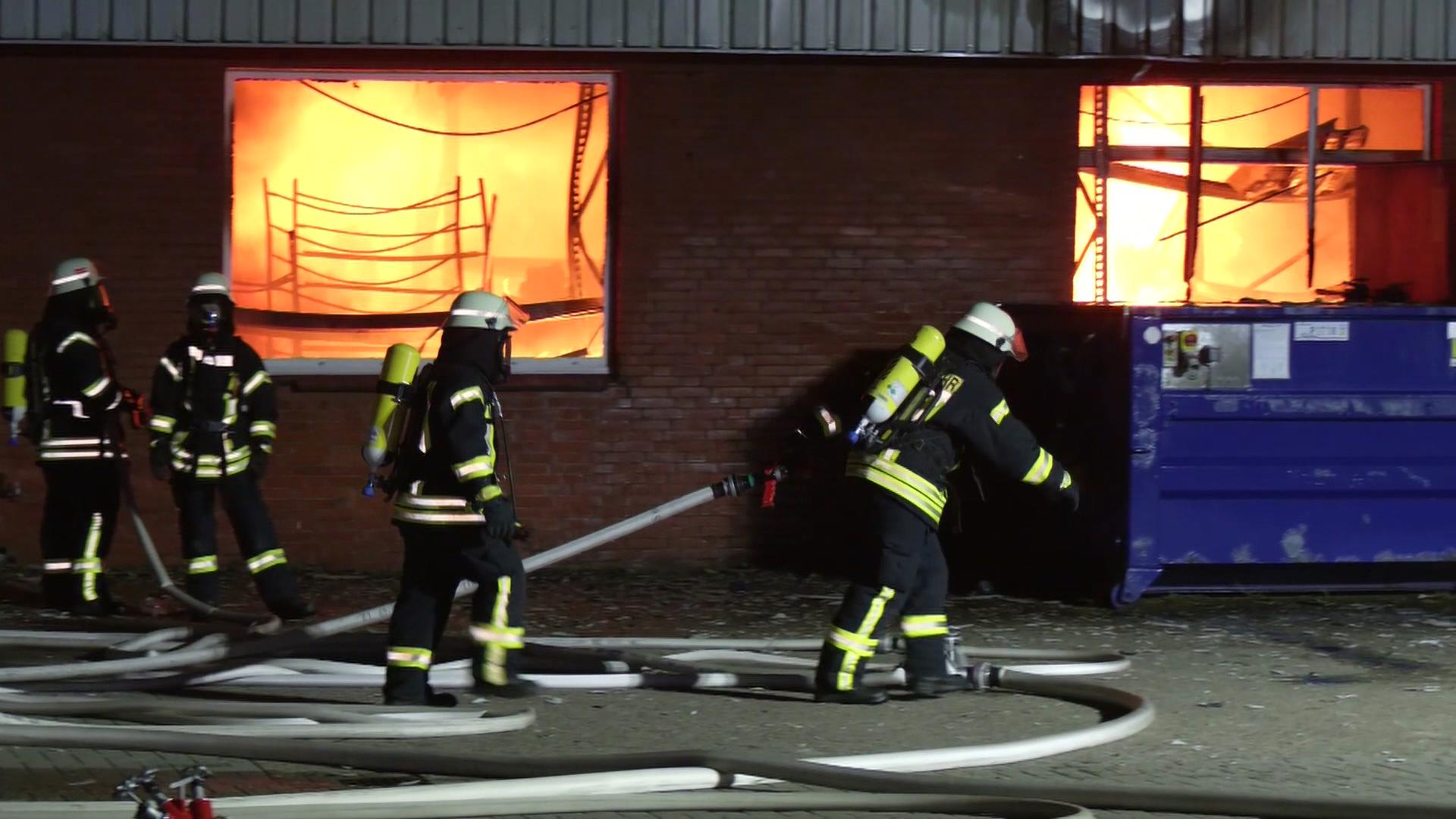 Brand in Südbrookmerland. Feuerwehrleute vor einem brennenden Gebäude. | NonstopNews