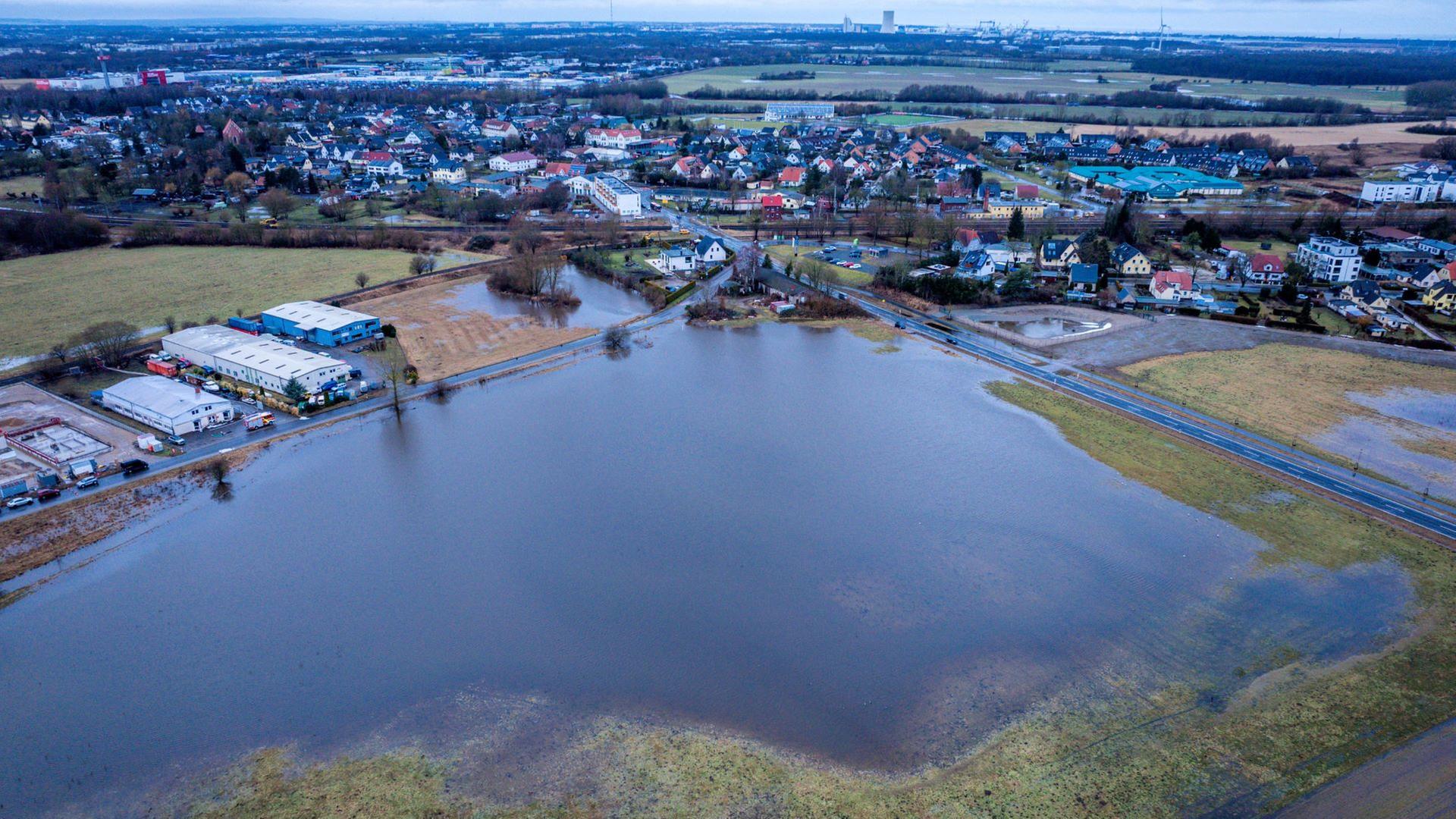Überschwemmungen in MV: Gesperrte Bundesstraßen und Busausfälle