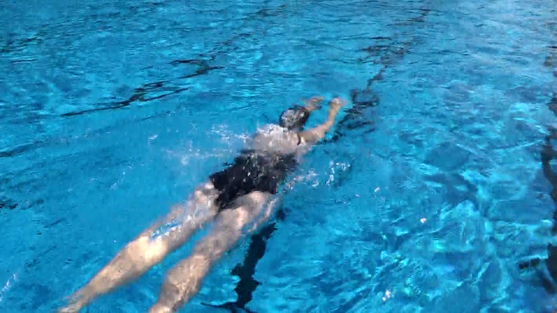Ein Badegast beim Saisonauftakt im Freibad Annabad Hannover. | TeleNewsNetwork
