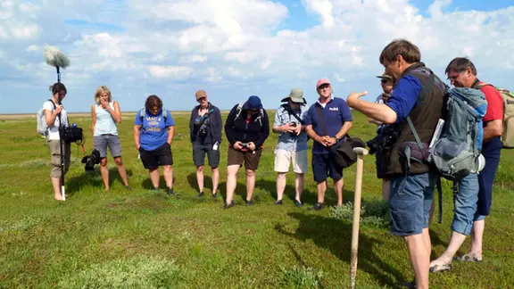 Rainer Schulz mit Kamerateam und Teilnehmern des Fotoseminars auf der Salzwiese beim Leuchtturm Westerheversand.