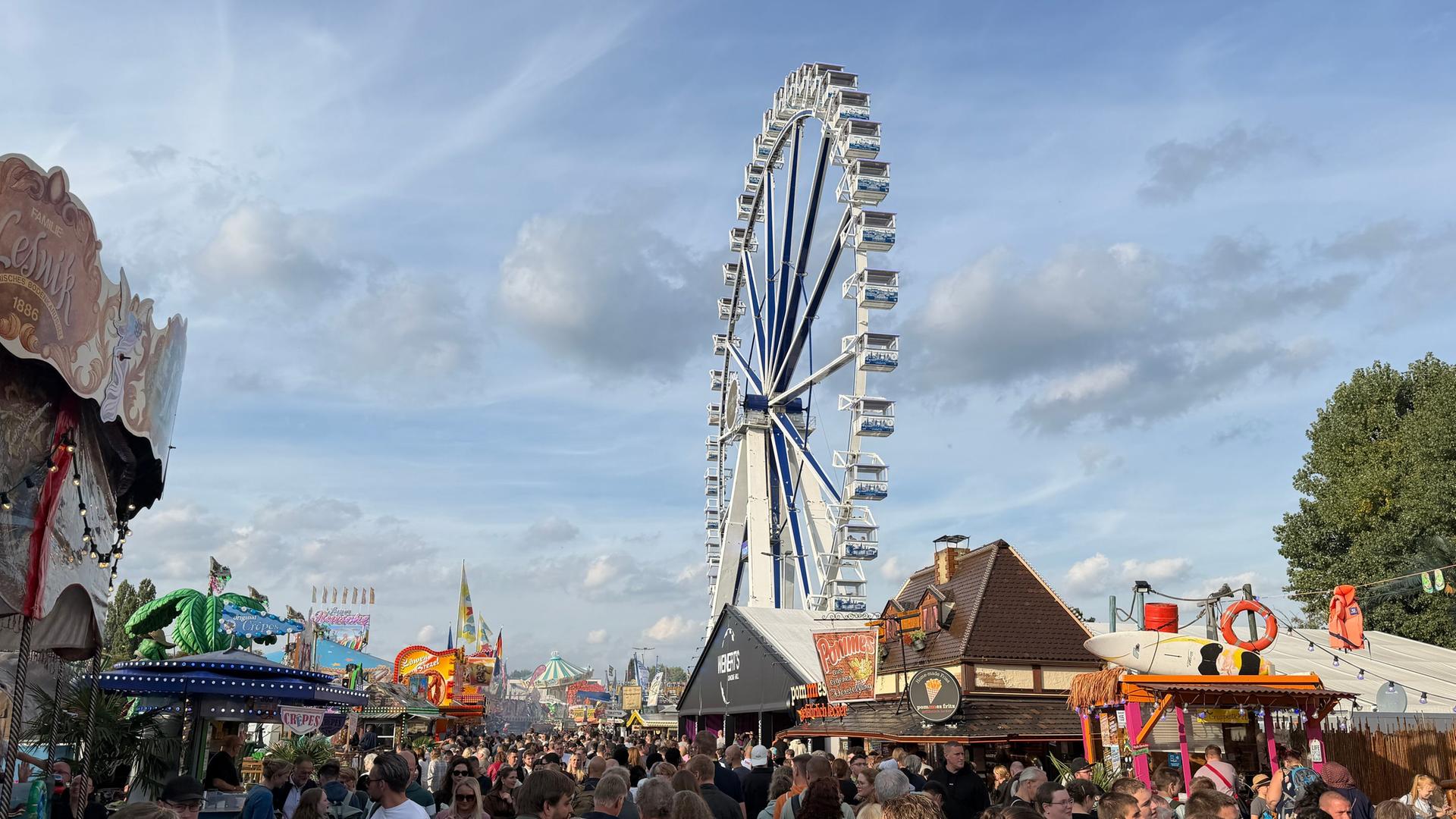 Menschen gehen über den Kramermarkt in Oldenburg. | NDR | Pascal Klug