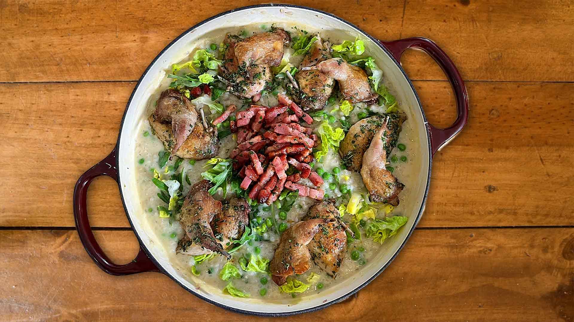Gebratene Wachtel mit Perlgraupen, Erbsen und Salat in einem Bräter serviert | NDR