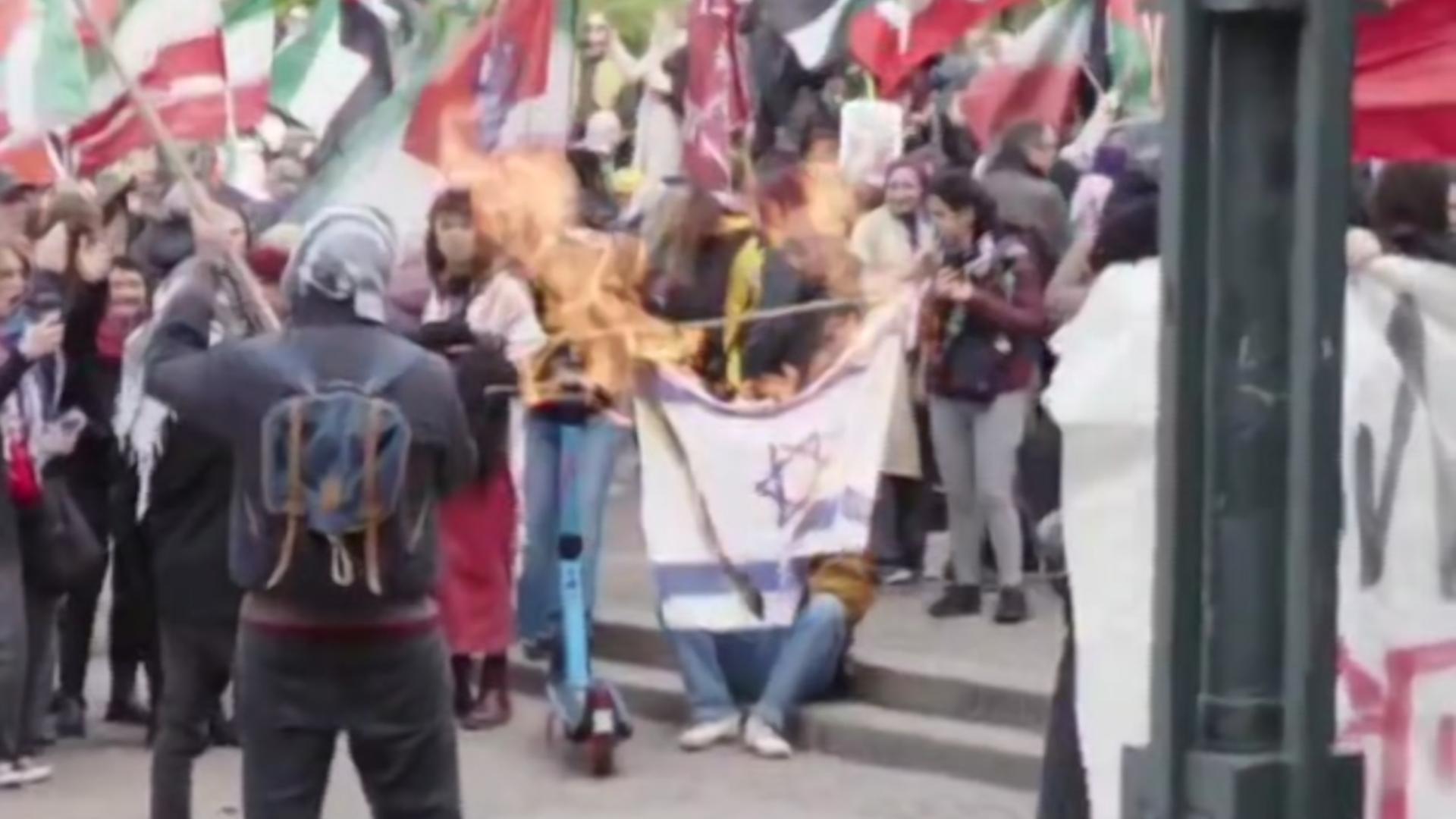 Pro-Palästina Demo in Hamburg: Israelflagge verbrannt