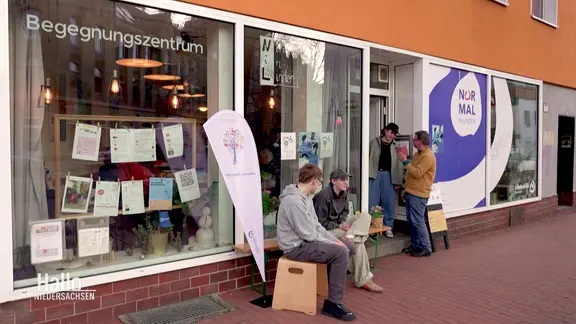 Schaufensterfront eines Begegnungszentrums der Lebenshilfe Hannover.