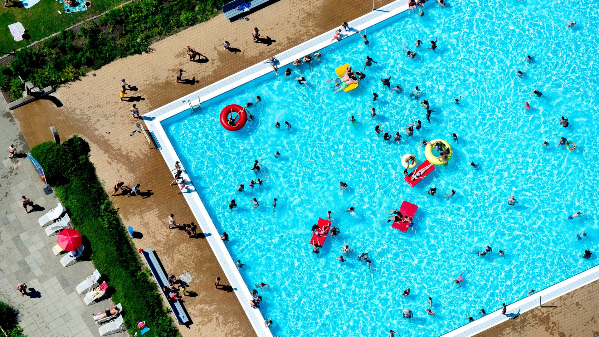 Badegäste planschen bei sommerlichen Temperaturen im Freibad Ricklinger Bad. | picture alliance, Hauke-Christian Dittrich