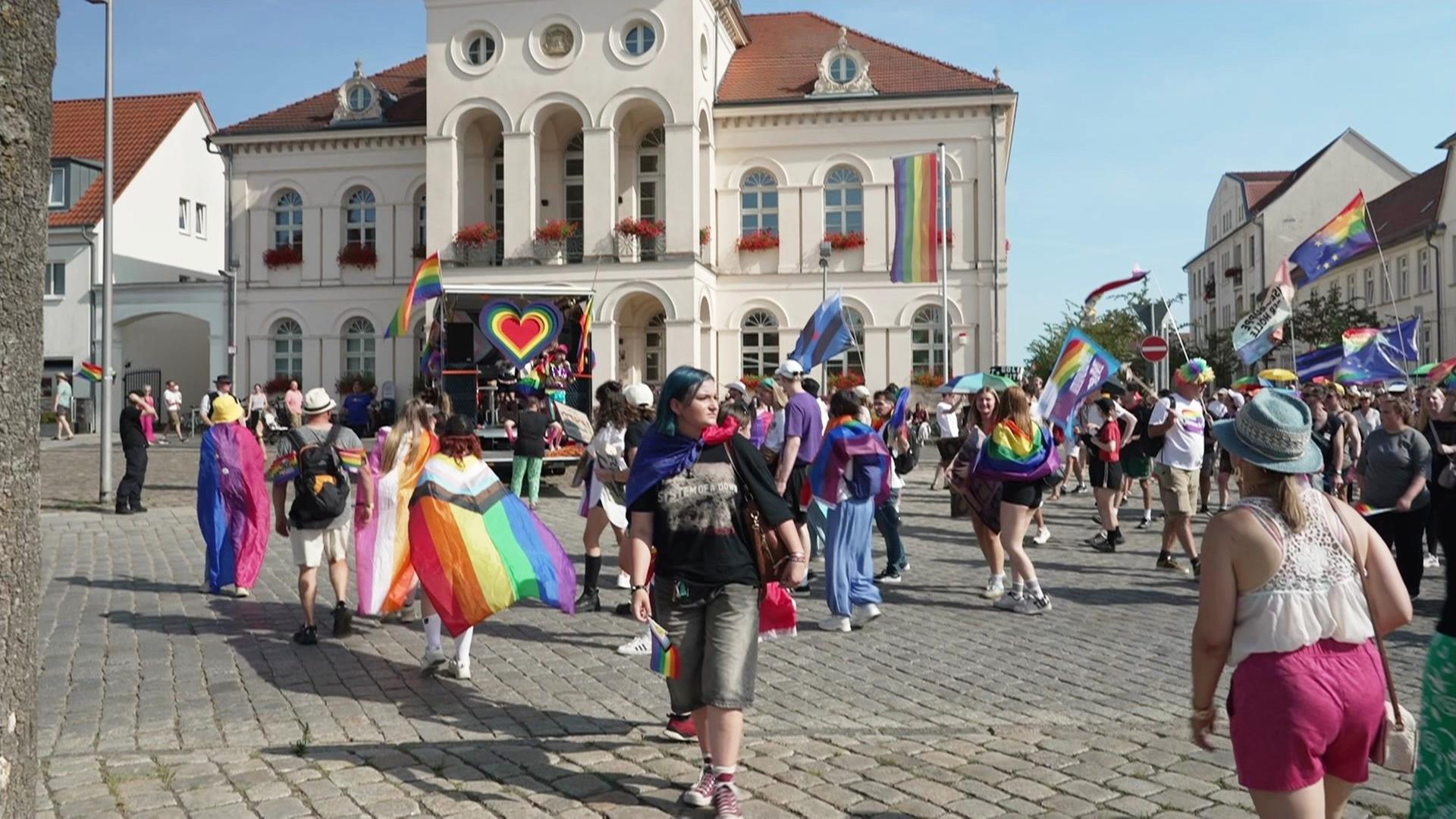 CSD in Neustrelitz auch im Zeichen des Gedenkens an Berlin