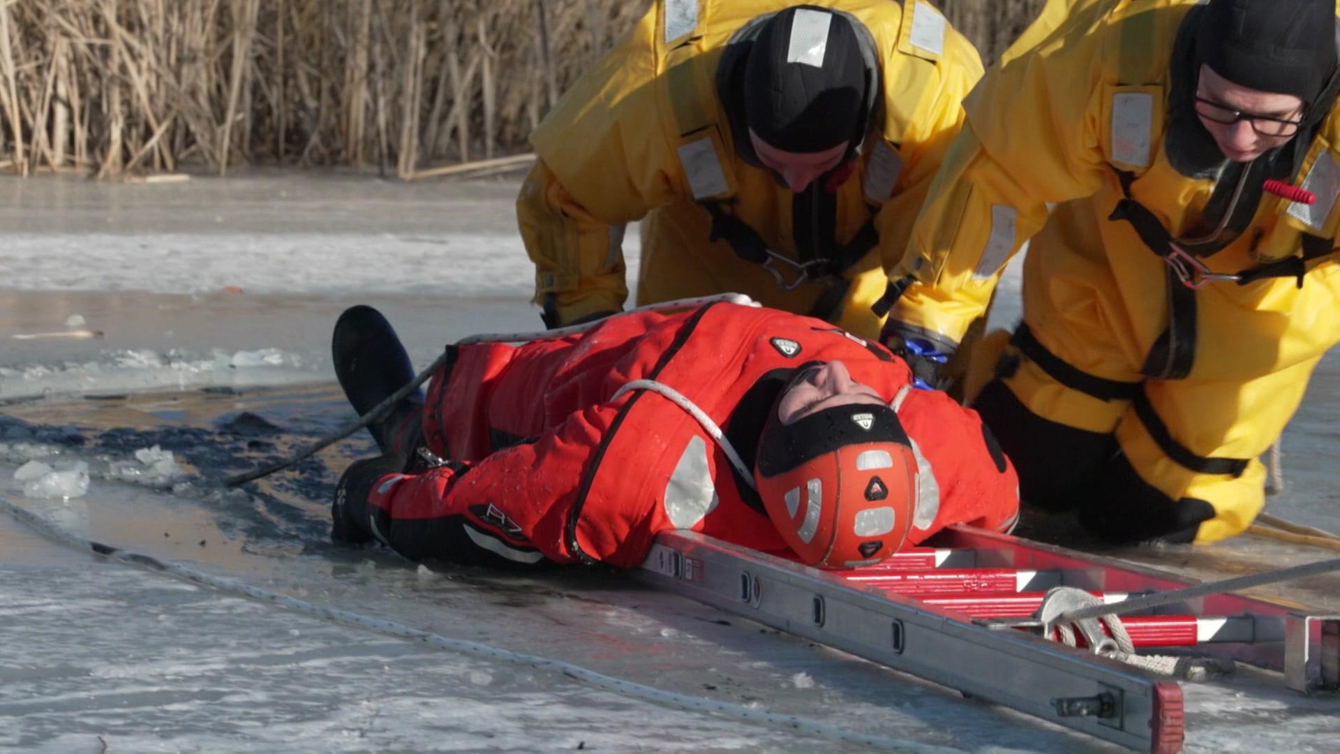 Ins Eis eingebrochen: Wie realistisch ist eine Selbstrettung?