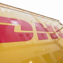 Ein Fahrzeug des Paketdienst des Lieferanten DHL. Logo im Fokus.