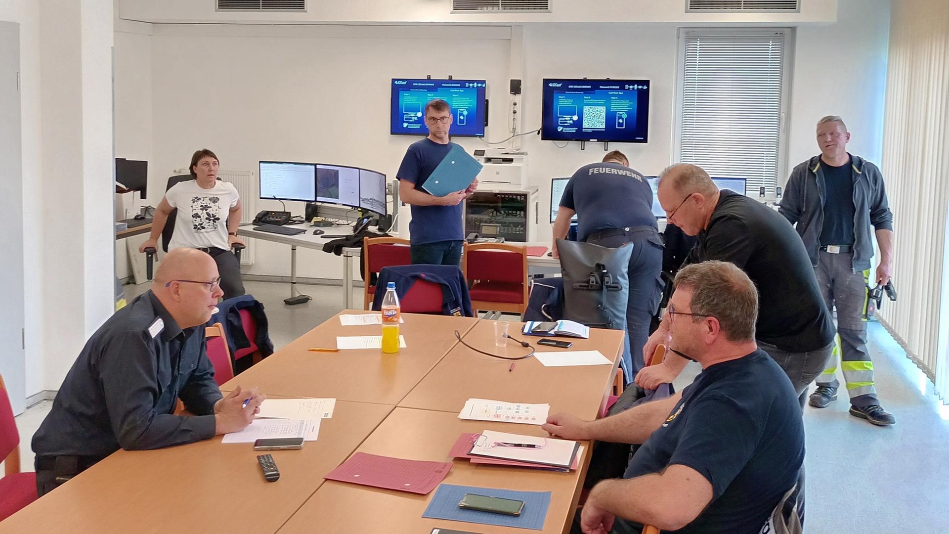In der Schaltzentrale der Feuerwehr wurden alle Schutzmechanismen in Gang gesetzt.  | Christian Jäger/NDR