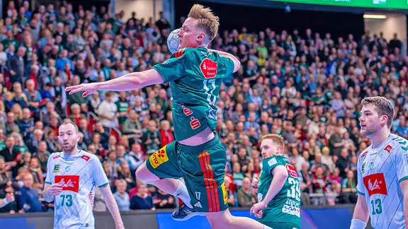 August Pedersen von der TSV Hannover-Burgdorf im Spiel gegen GWD Minden beim Wurf 