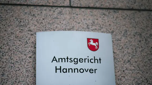 Ein Fassadenschild des Amtsgerichts Hannover.