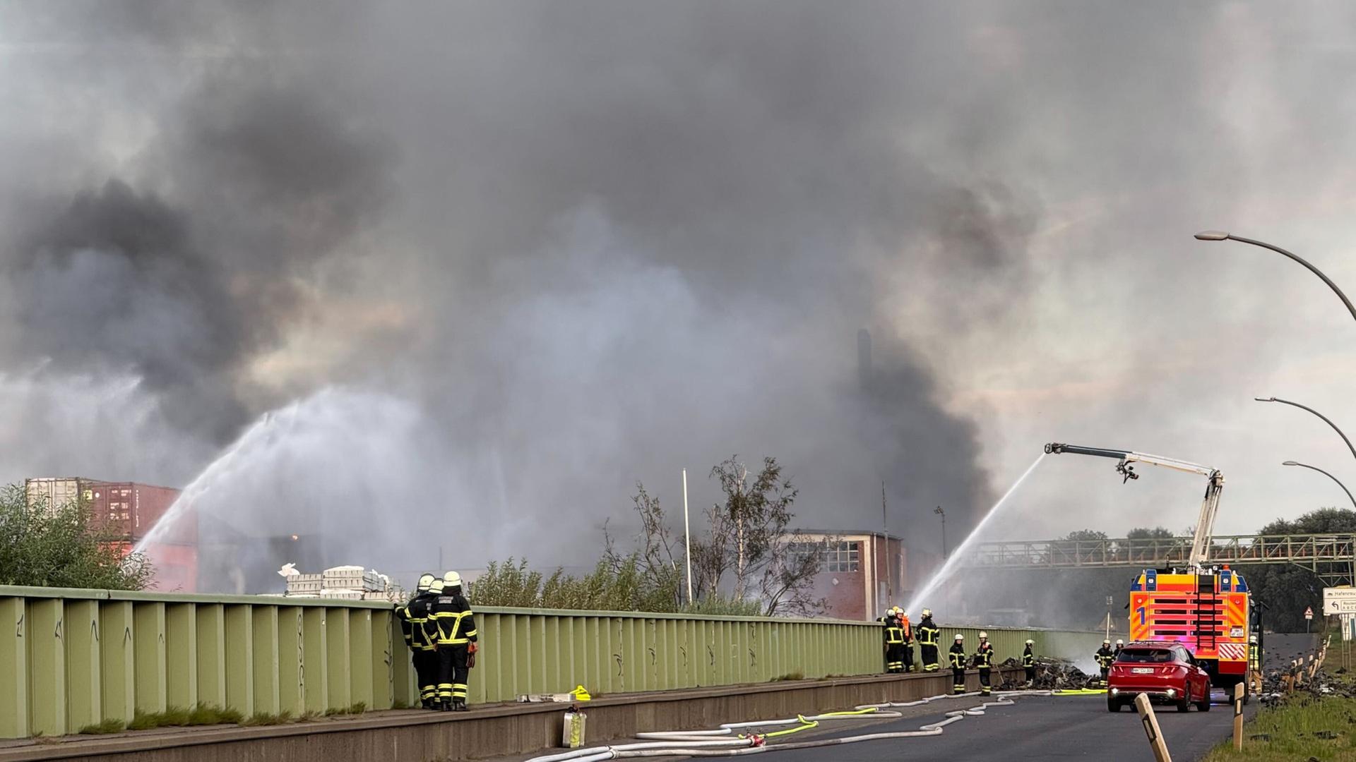 Explosionen im Hamburger Süden: Feuerwehr kämpft mit Großbrand