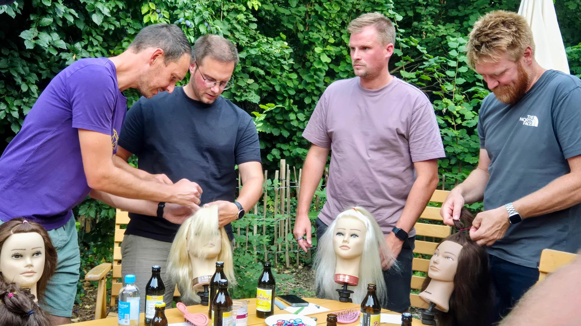 Mit Bier und Bürste: Wenn Väter lernen, Zöpfe zu flechten