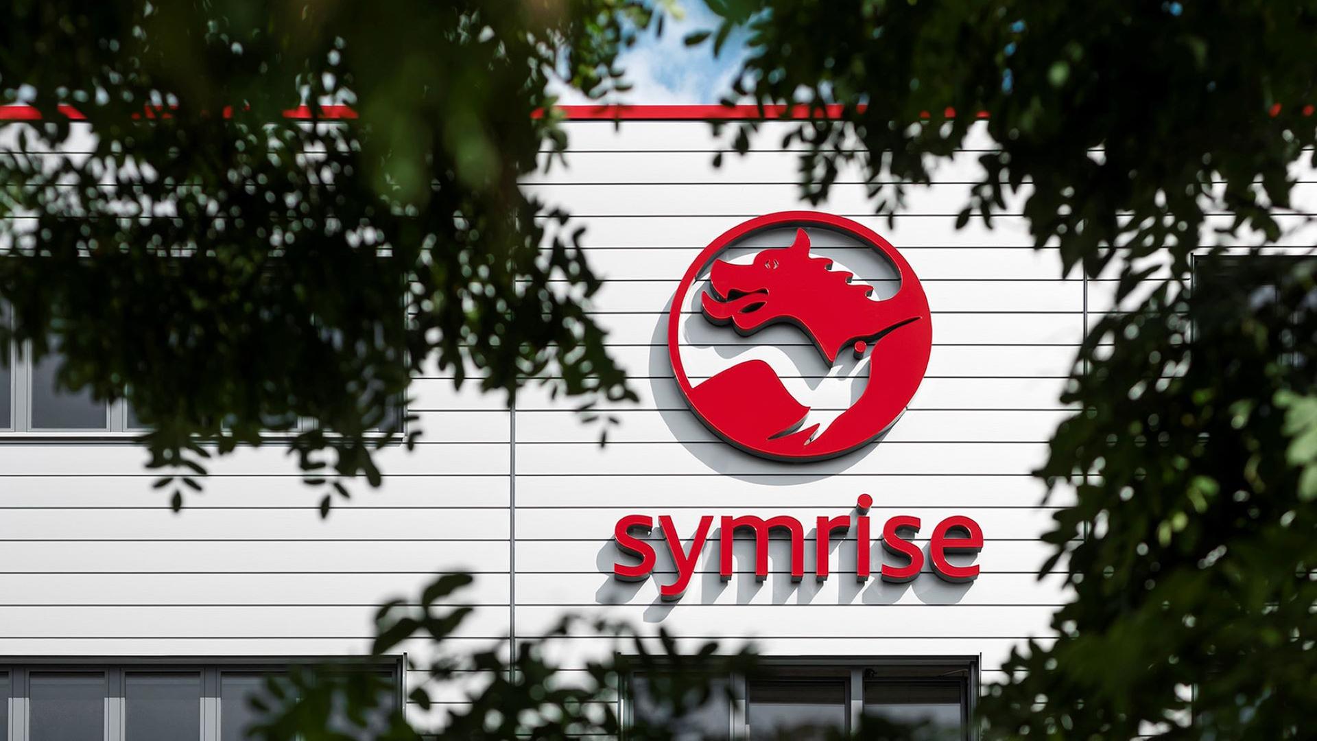 An einem Gebäude hängen das Logo und der Schriftzug des Konzerns 