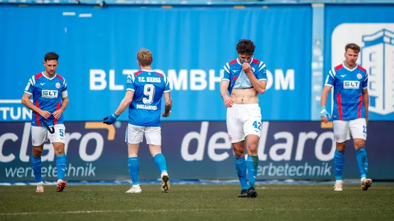 Enttäuschte Rostock-Spieler | IMAGO / Andy Bünning Enttäuschte Rostock-Spieler