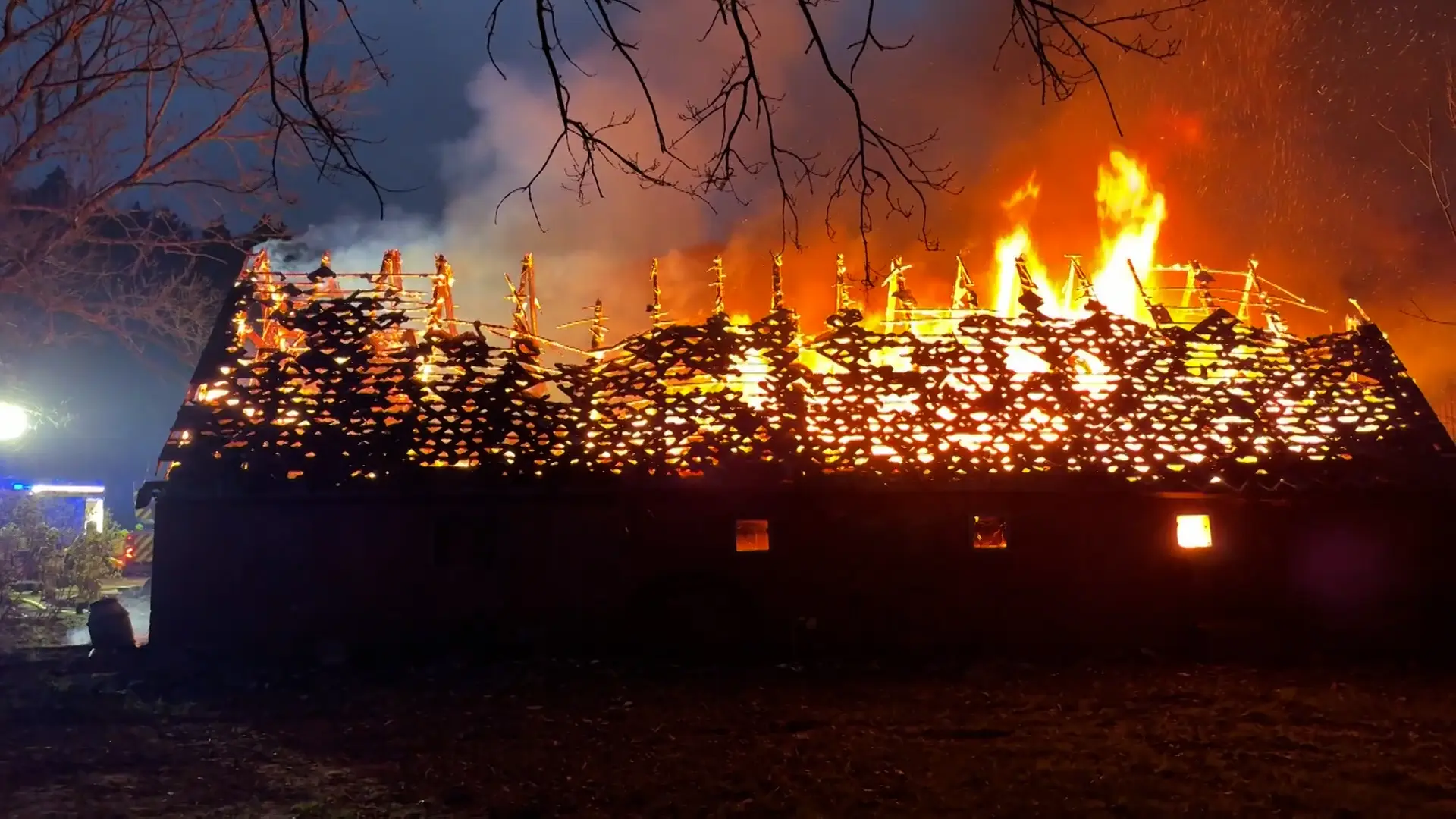 Scheune in Geesthacht brennt komplett ab