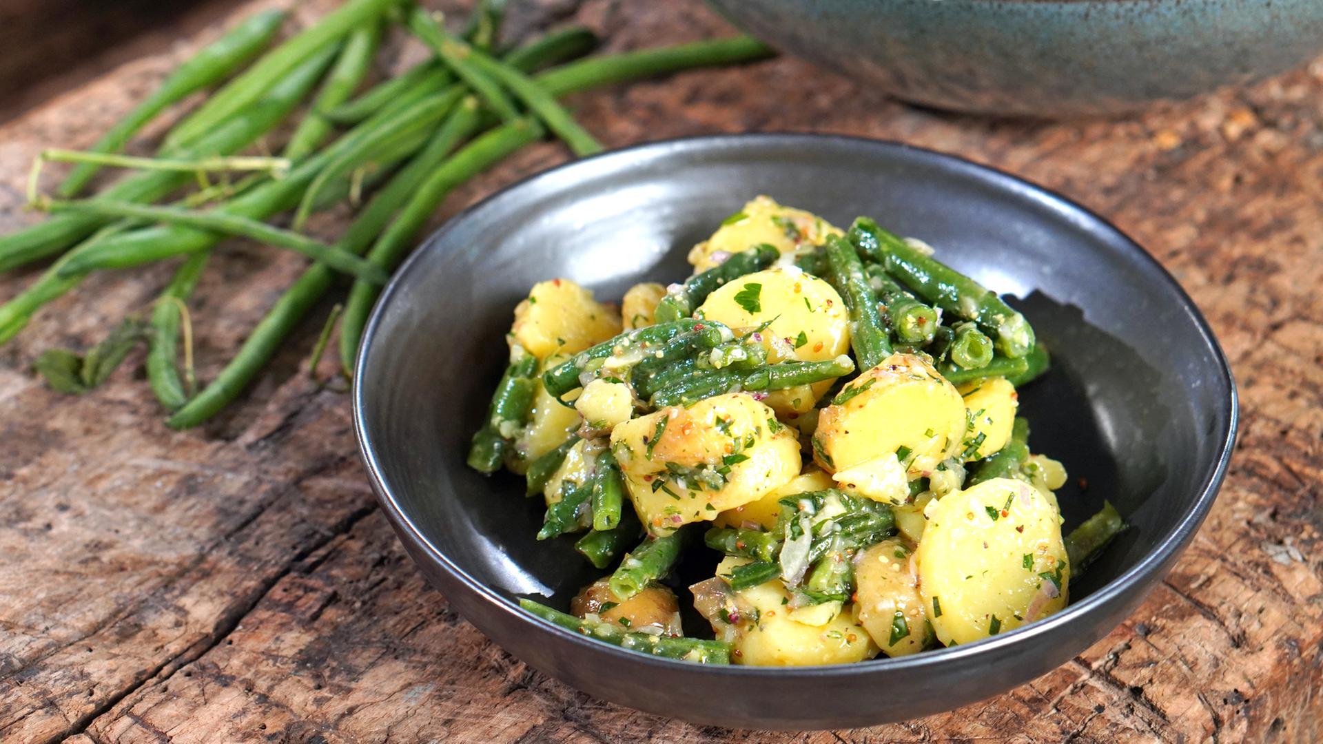 Bohnen-Kartoffel-Salat mit Senf-Vinaigrette auf einem Teller angerichtet | NDR/Florian Kruck