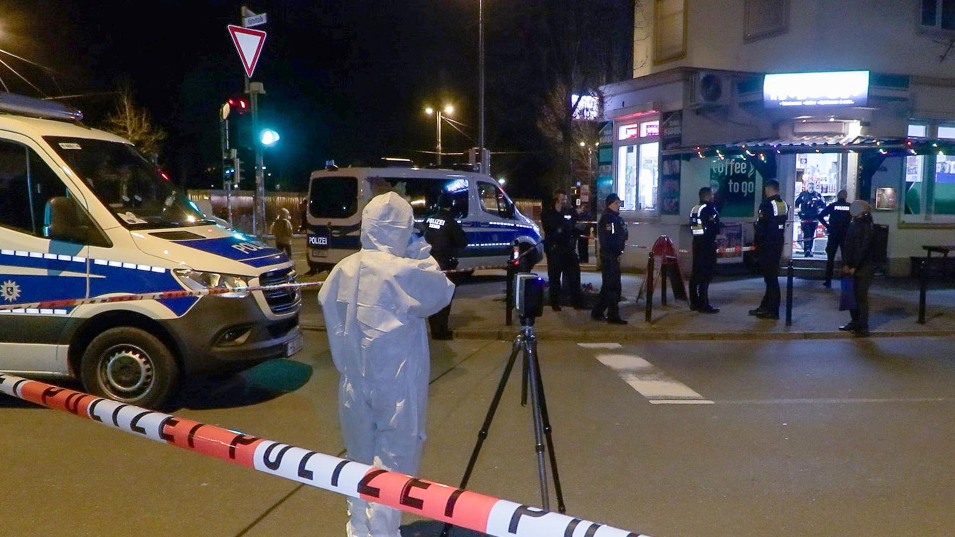 Mehrere Polizisten stehen nach Schüssen in Bremen vor einem Kiosk. | Sebastian Peters/NEWS5/dpa