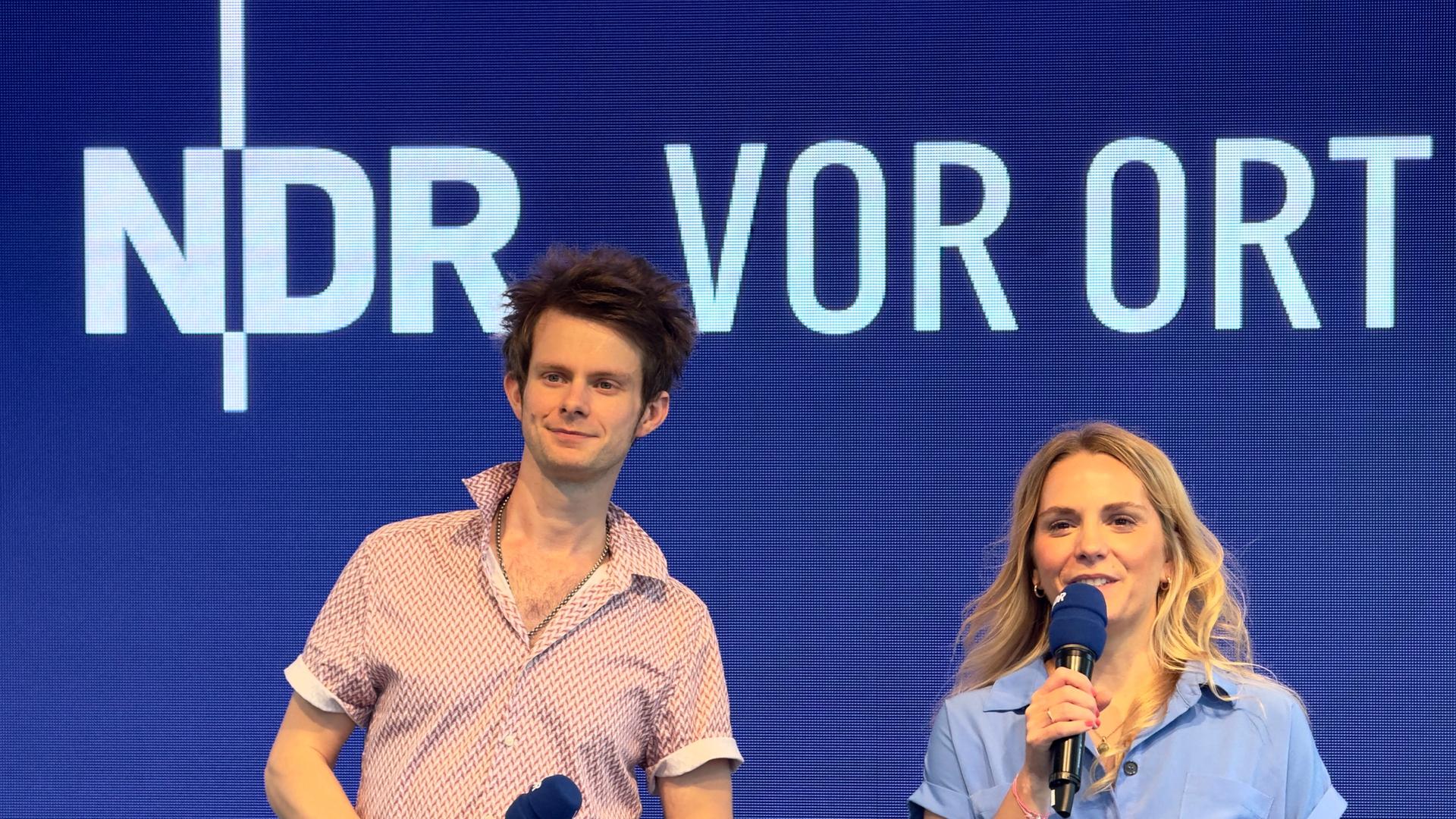 Moderations-Team auf der NDR VOR ORT Bühne: Isabel Eulenstein und Keno Bergholz. | Andreas Sperling/NDR