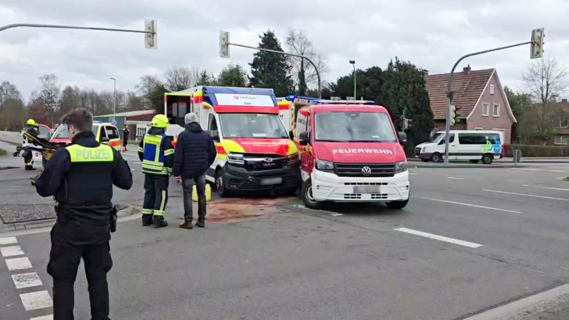 In Papenburg sind auf einer Kreuzung ein Rettungswagen und ein Fahrzeug der Feuerwehr zusammengestoßen. | Nord-West-Media TV