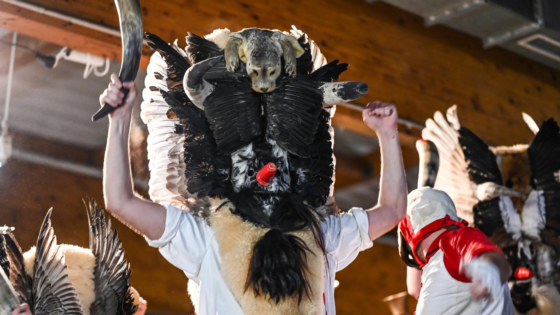 Männer verkleidet als Klaasohms und Wiefke feiern gemeinsam auf der Bühne in Borkum. | Lars Penning/dpa, Lars Penning