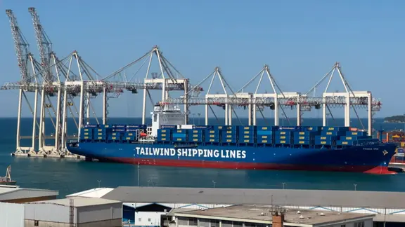 Das Containerschiff "Panda 001" der Reederei Tailwind Shipping liegt in einem Hafen.