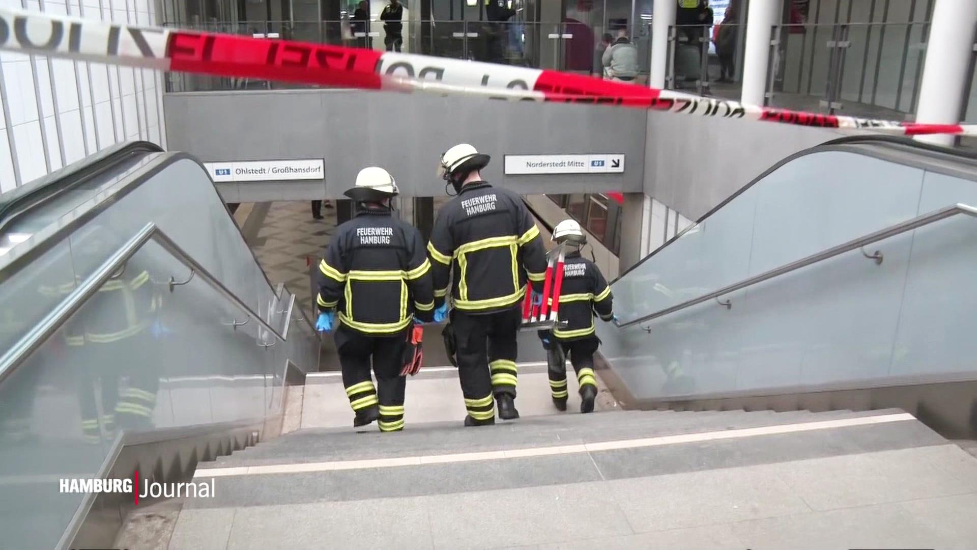 Einsatzkräfte der Feuerwehr gehen eine Treppe hinunter. | Screenshot