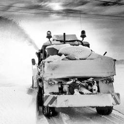 Ein Schneeräumfahrzeug aus Köln versucht am 17. Februar 1979, die Bundesautobahn Hamburg-Lübeck von den Schneemassen zu befreien.
