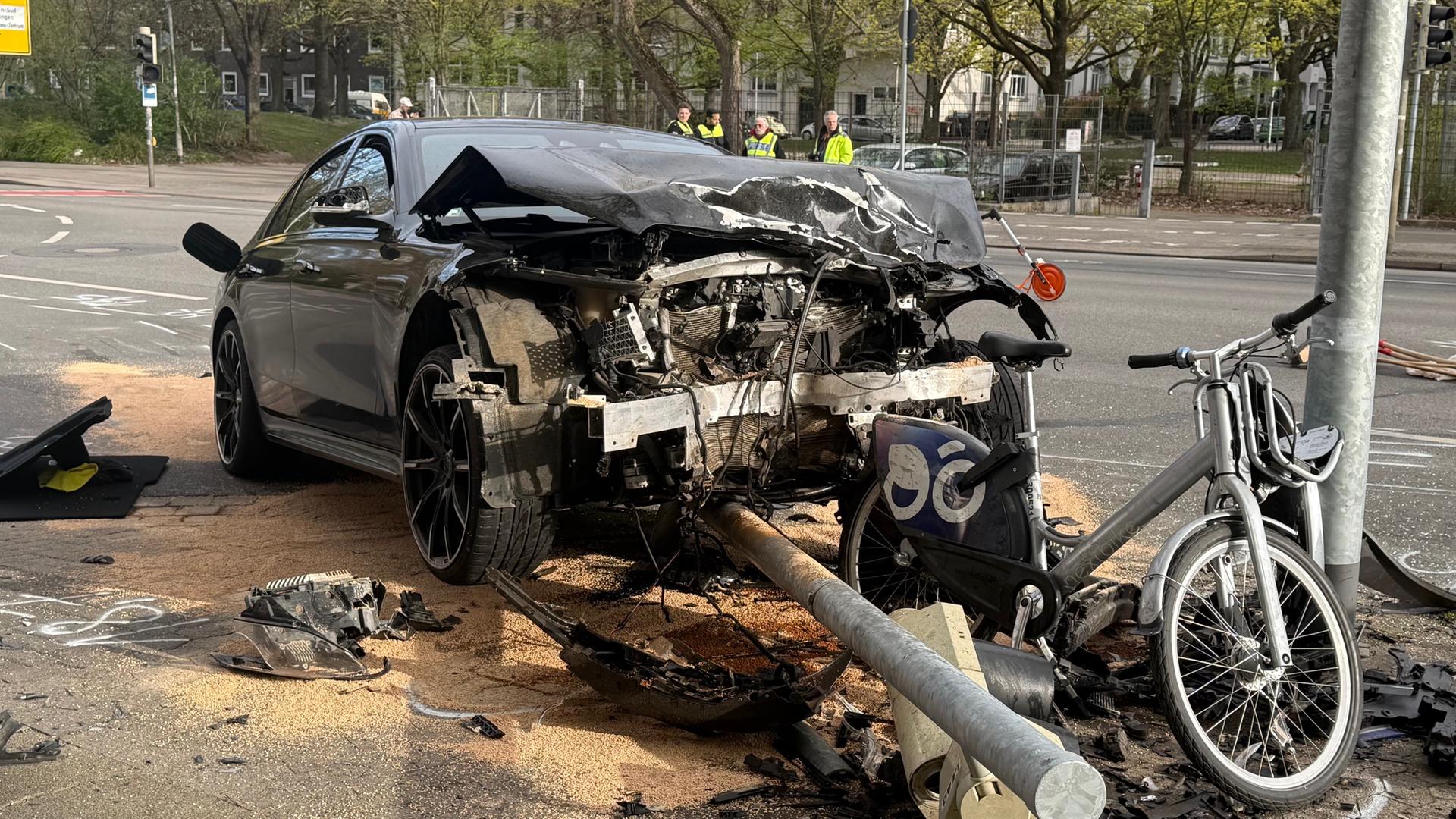 Ein Auto nach einem Unfall am Ostersonntag in Hannover-Linden | Hannover Reporter