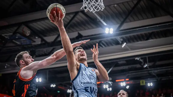 Filip Stanic (r.) von den Baskets Oldenburg im Pokalspiel bei Rasta Vechta beim Korbleger 