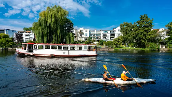 EIn Alsterschiff und zwei Kajakfahrer auf der Alster in Hamburg Winterhude | picture alliance, Karl-Heinz Spremberg EIn Alsterschiff und zwei Kajakfahrer auf der Alster in Hamburg Winterhude