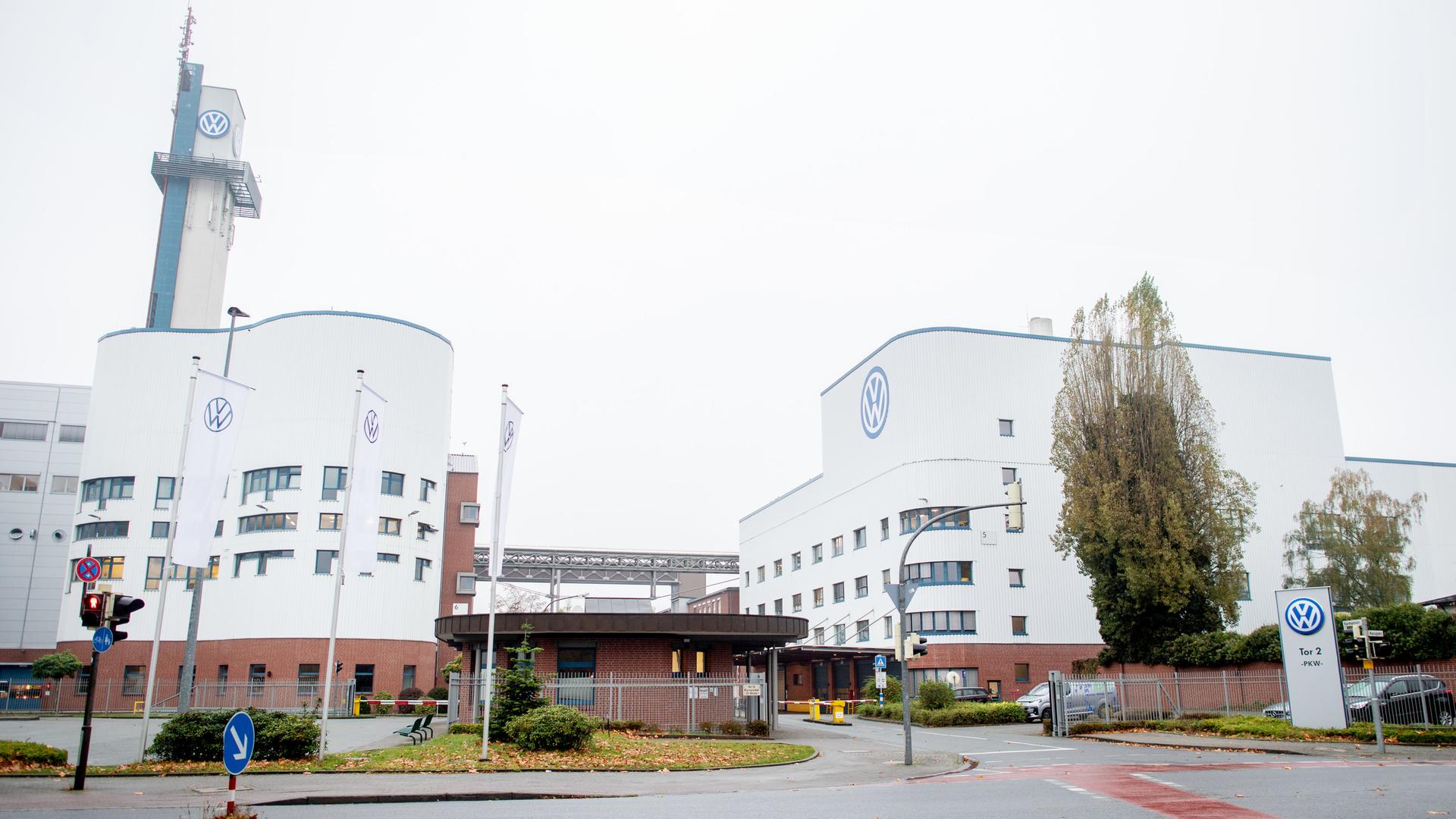 Das VW-Logo ist an einem Gebäude im Volkswagenwerk in Osnabrück zu sehen. | dpa Bildfunk, Hauke-Christian Dittrich