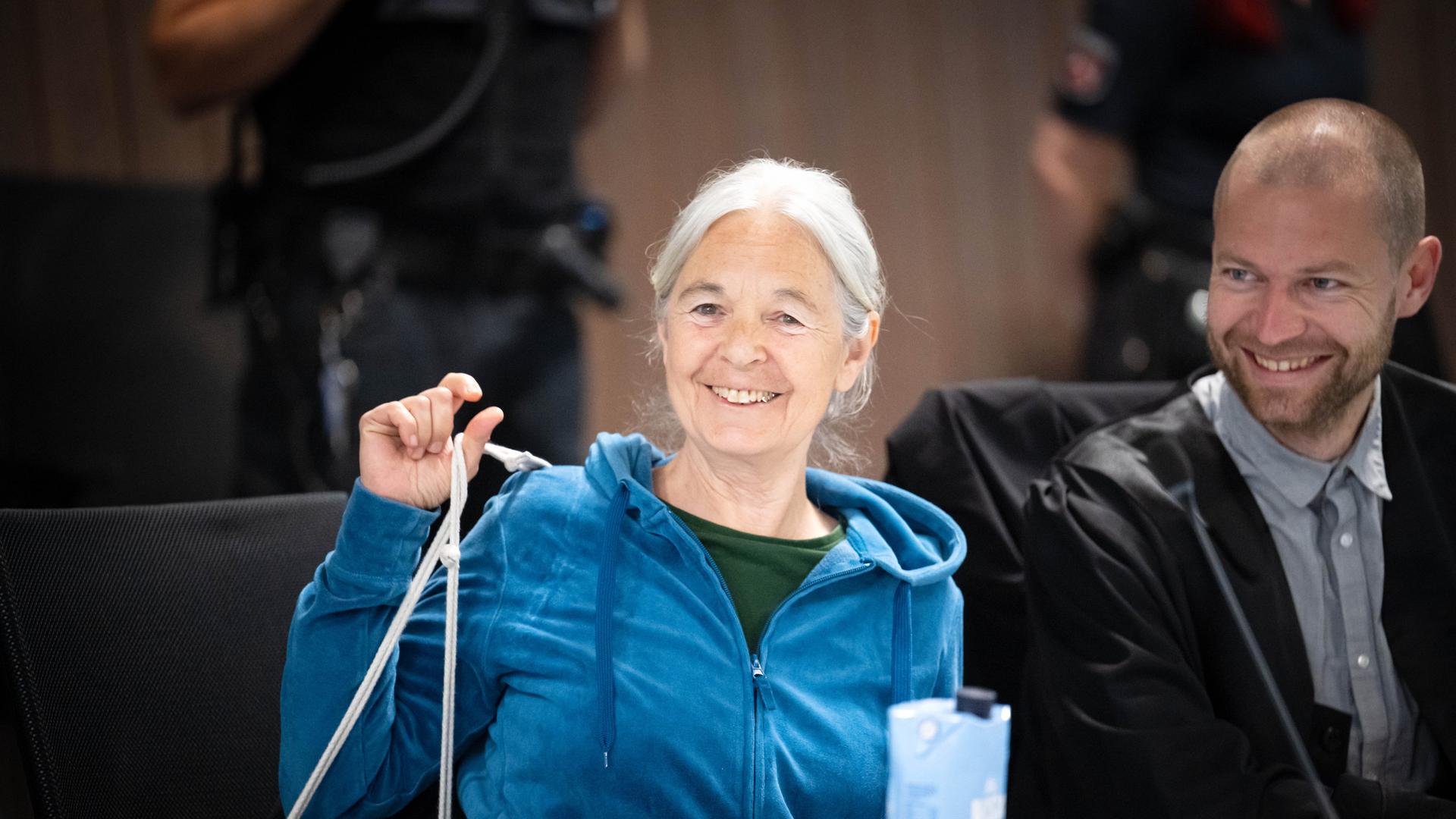 Die Angeklagte Daniela Klette sitzt zu Beginn des Verhandlungstages im provisorischen Gerichtssaal des Landgerichts Verden. | picture alliance/Sina Schuldt