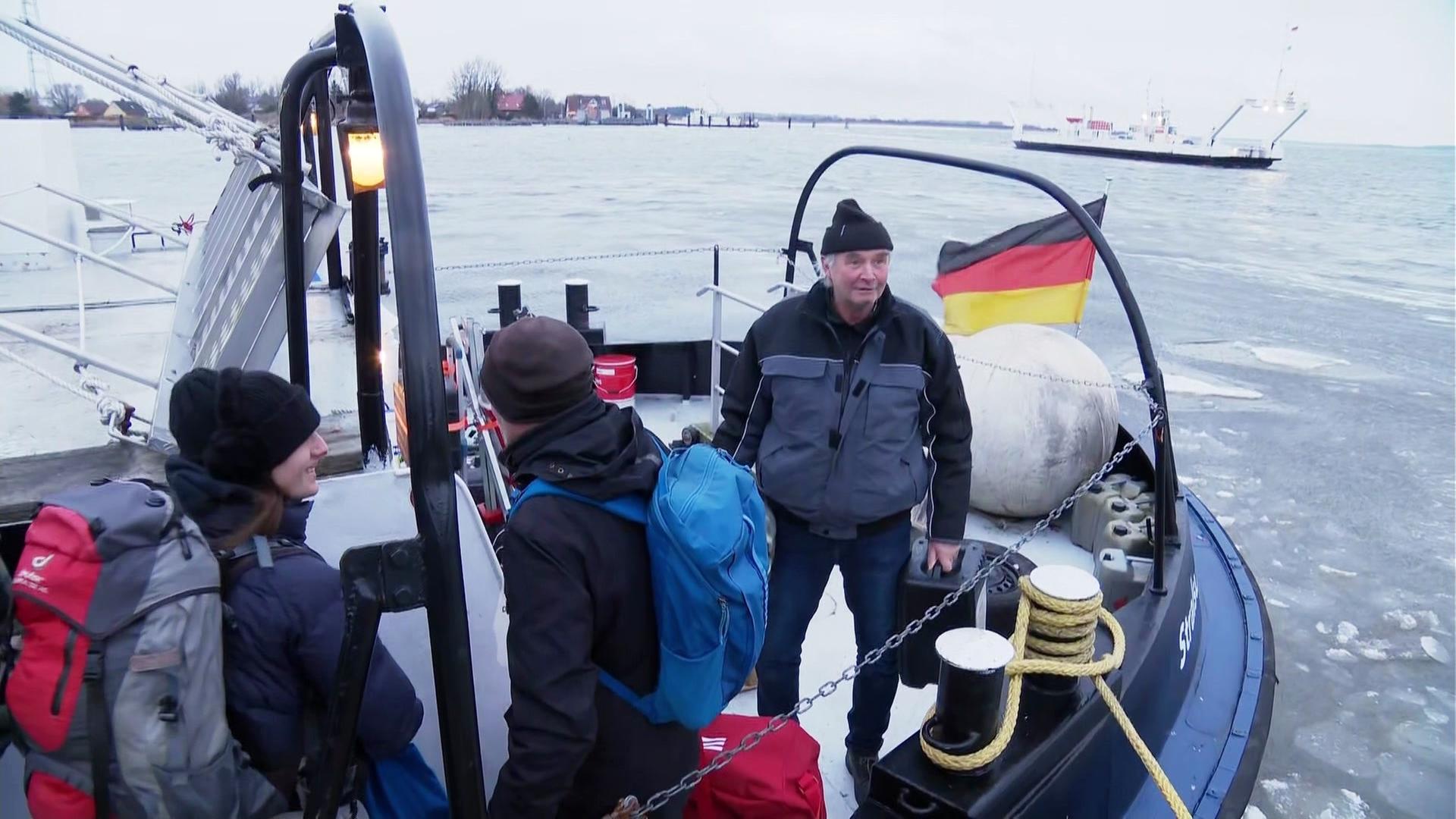 Auf RÃ¼gen wird ein Schiff beladen, das GÃ¼ter nach Hiddensee fÃ¤hrt | Screenshot