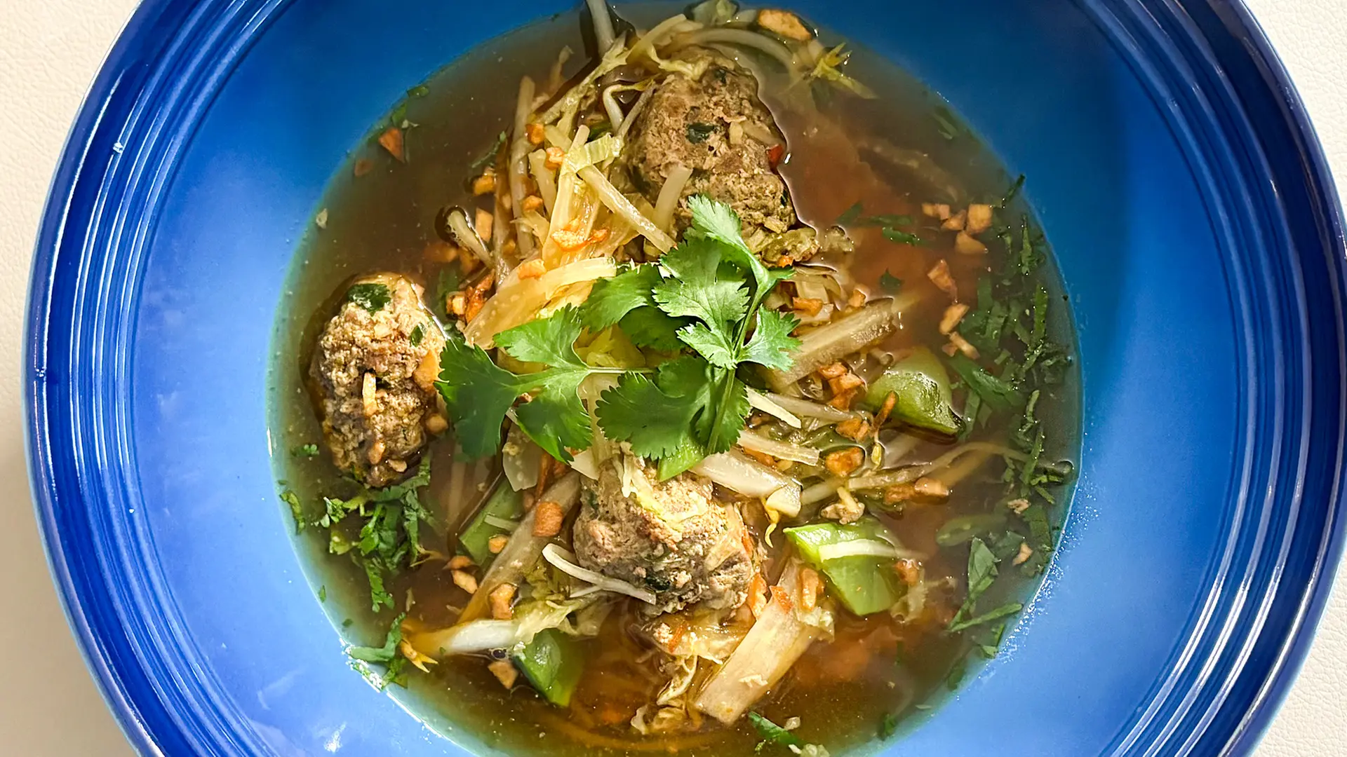 Asia-Nudelsuppe mit Hackfleisch und Reisnudeln