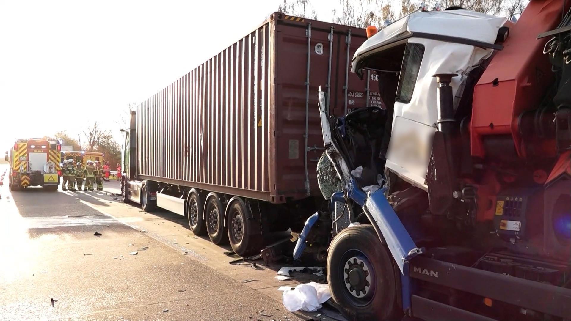 Zwei Lkw stehen nach einem Unfall auf der A1. | TeleNewsNetwork