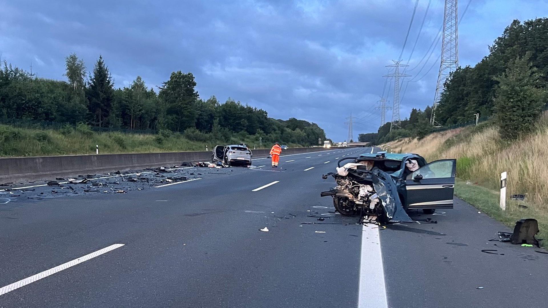 An der Unfallstelle auf der A7 bei Bockenem liegen Trümmerteile auf der Fahrbahn. | Polizeiinspektion Hildesheim