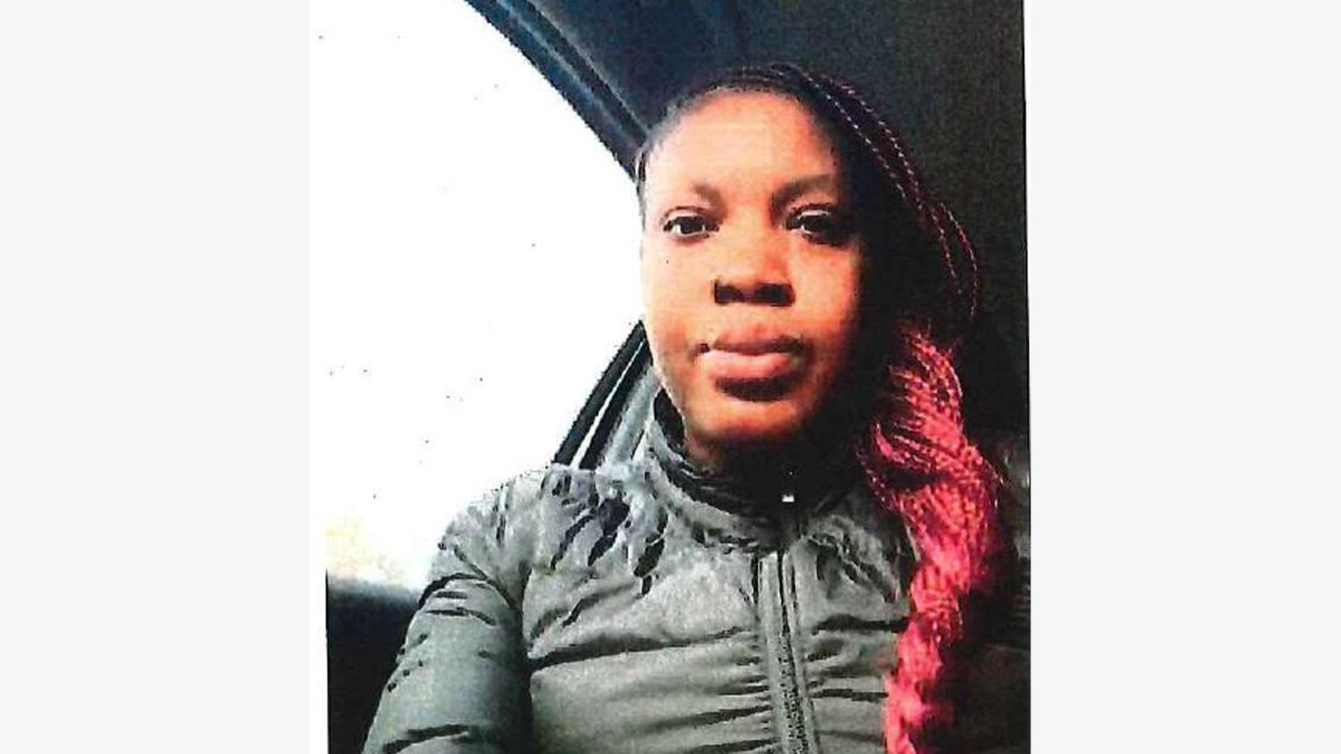 Das Foto zeigt die mutmaßliche Geldwäscherin mit roten Haaren.  | Polizei Bremen